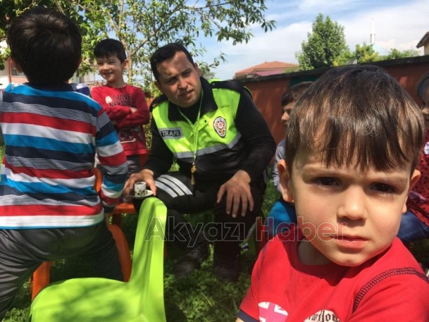 Polis Ekiplerinden Miniklere Ziyaret