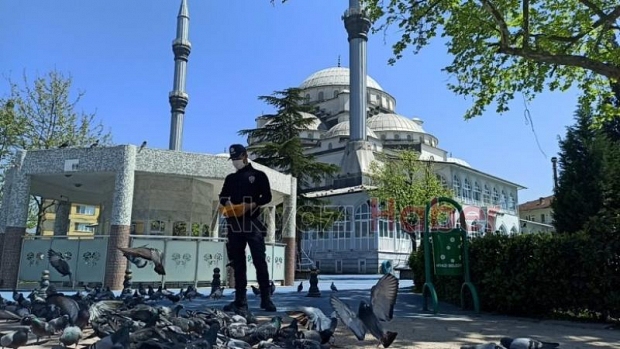 Polis memurları ve basın mensupları kuşları besledi