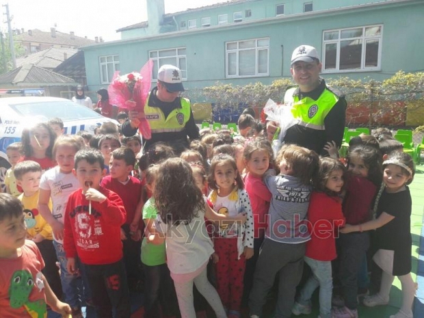 Polislerden Miniklere Trafik Eğitimi