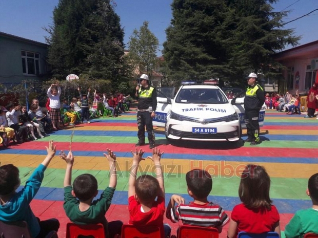 Polislerden Miniklere Trafik Eğitimi