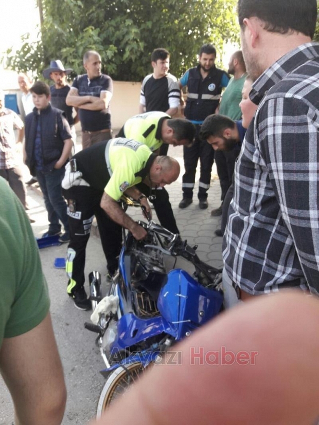 Polisten Kaçan Motosiklet Otomobile Çarptı