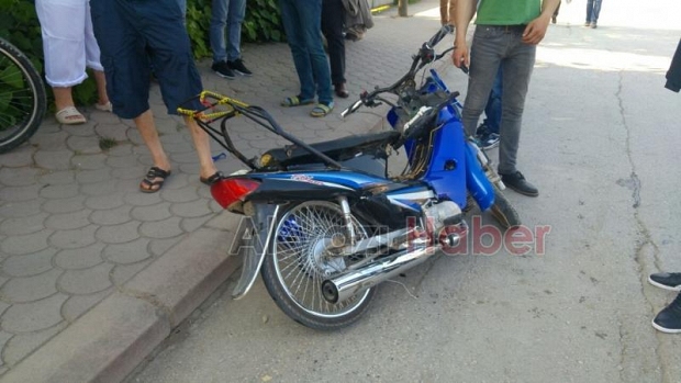 Polisten Kaçan Motosiklet Otomobile Çarptı