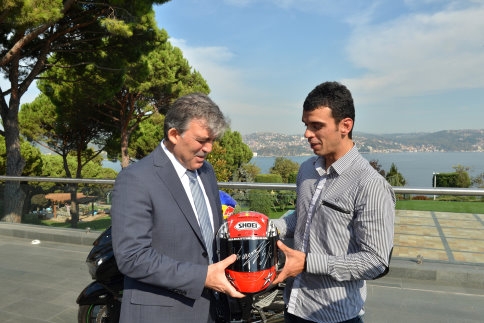Kenan Sofuoğlu, Cumhurbaşkanı'na kaskını hediye etti