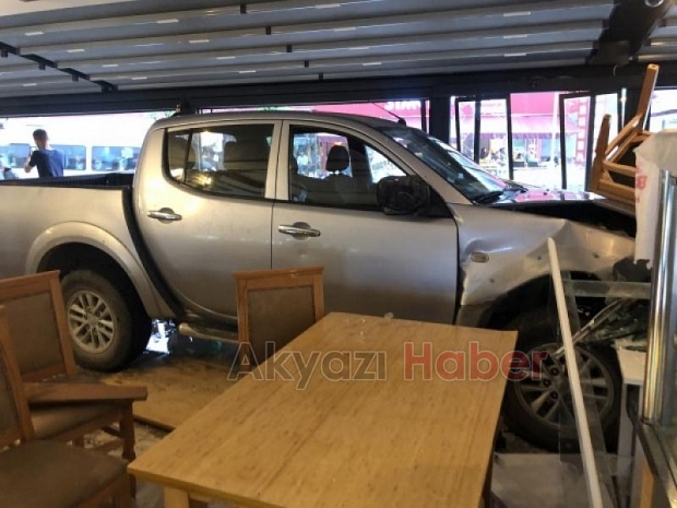 Restorana Aracın girme Anı VİDEO