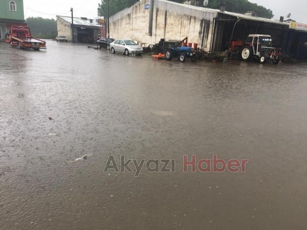 Şiddetli yağış Akyazı'yı vurdu