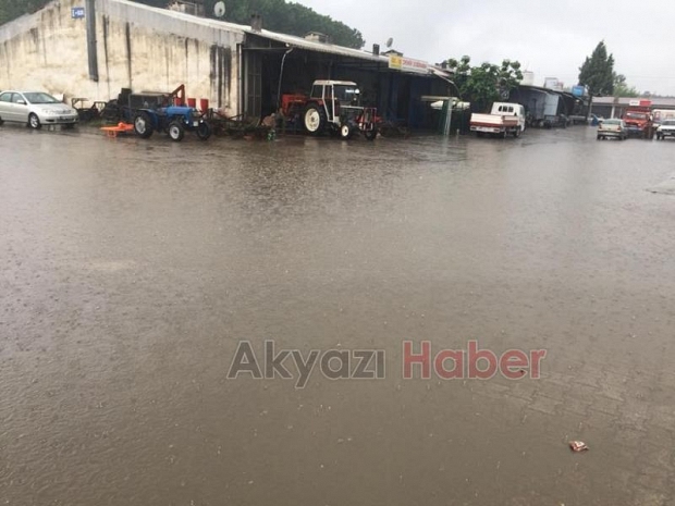 Şiddetli yağış Akyazı'yı vurdu