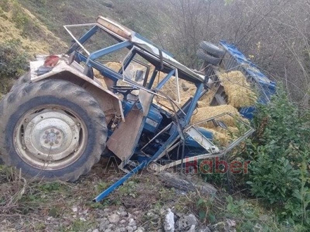 Saman Yüklü Traktör Şarampole Yuvarlandı