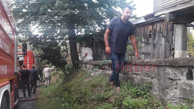 Samanlık yangını Eve sıçramadan söndürüldü
