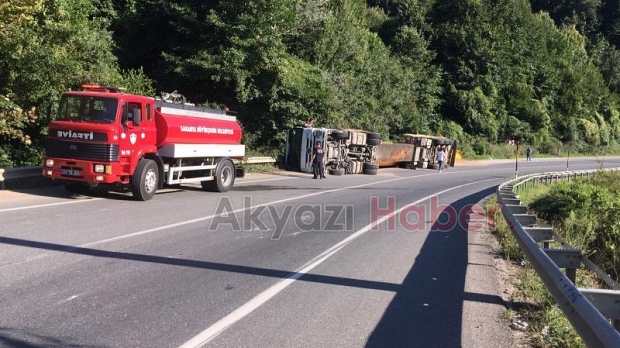 Reşadiye Yolunda Tır Devrildi