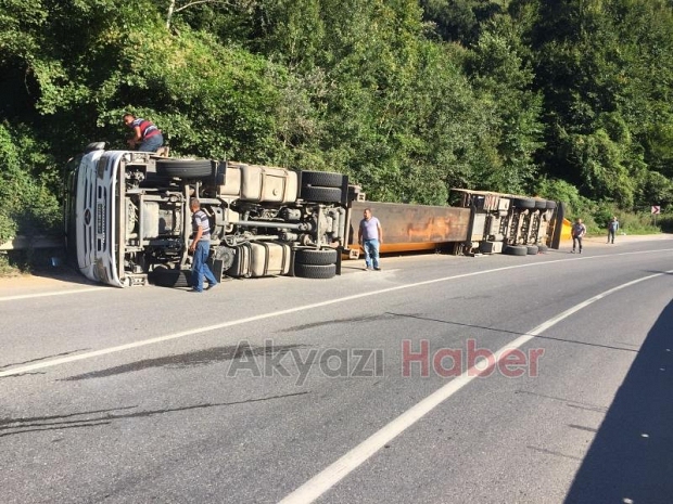 Reşadiye Yolunda Tır Devrildi