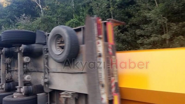 Reşadiye Yolunda Tır Devrildi