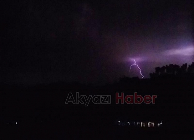 Şimşekler geceyi aydınlattı