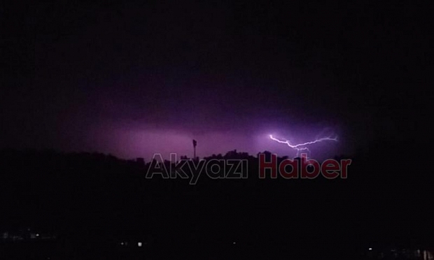 Şimşekler geceyi aydınlattı