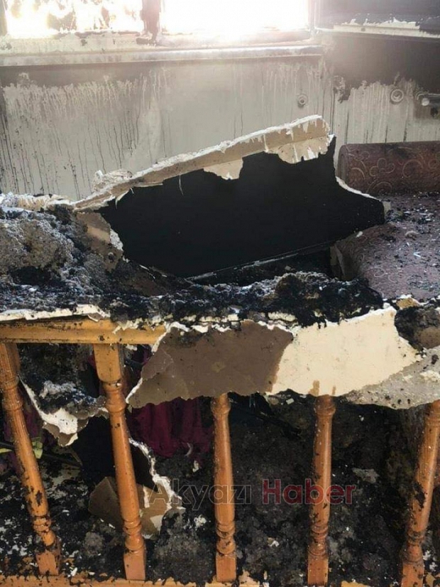 Bacadan çıkan yangın çatı katını kül etti