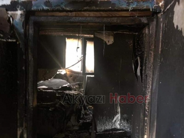 Bacadan çıkan yangın çatı katını kül etti