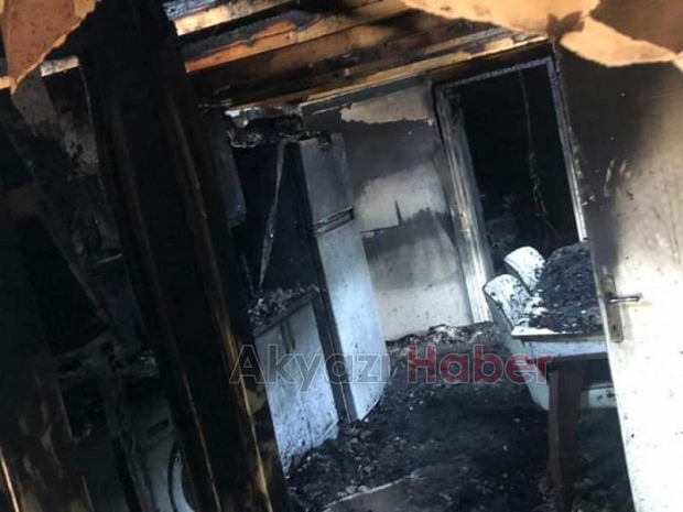 Bacadan çıkan yangın çatı katını kül etti