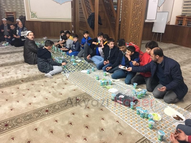 Sohbet Sonrası Cemaat Hep Birlikte Çiğ Köfte Yedi