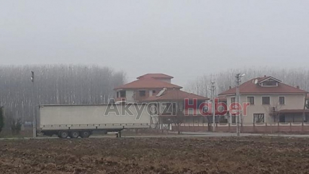 Sokağa park edilen TIRlar tehlike oluçturuyor
