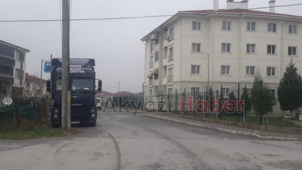 Sokağa park edilen TIRlar tehlike oluçturuyor