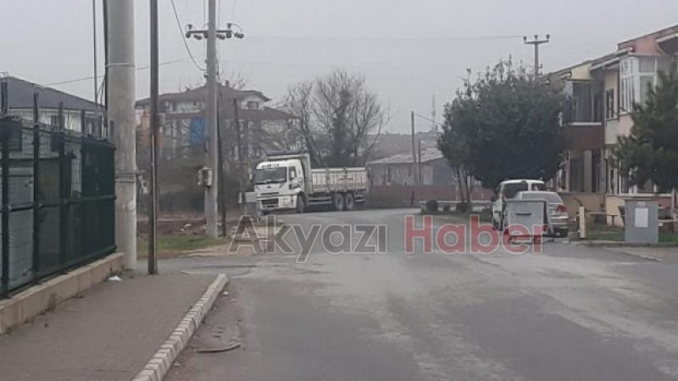 Sokağa park edilen TIRlar tehlike oluçturuyor
