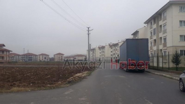 Sokağa park edilen TIRlar tehlike oluçturuyor