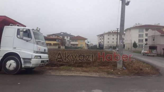 Sokağa park edilen TIRlar tehlike oluçturuyor