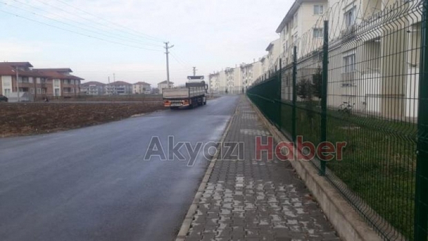 Sokağa park edilen TIRlar tehlike oluçturuyor