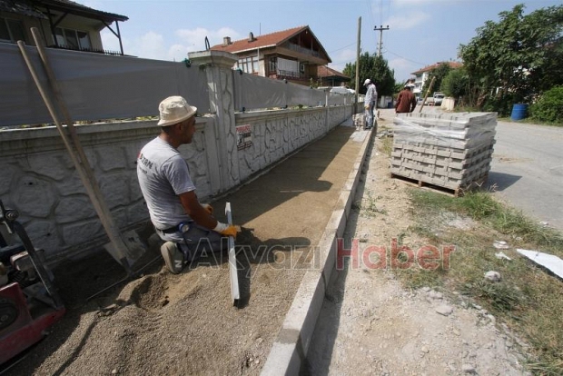 SOKAKLAR PARKE KALDIRIM İLE YÜRÜYÜŞ YOLLARINA KAVUŞUYOR