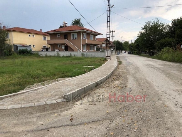 SOKAKLAR PARKE KALDIRIM İLE YÜRÜYÜŞ YOLLARINA KAVUŞUYOR
