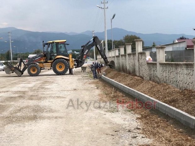 SOKAKLAR PARKE KALDIRIM İLE YÜRÜYÜŞ YOLLARINA KAVUŞUYOR