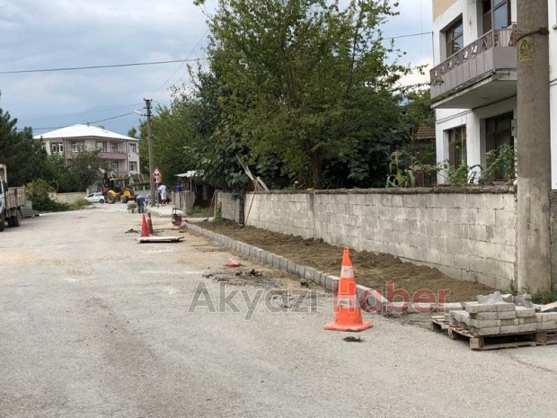 SOKAKLAR PARKE KALDIRIM İLE YÜRÜYÜŞ YOLLARINA KAVUŞUYOR