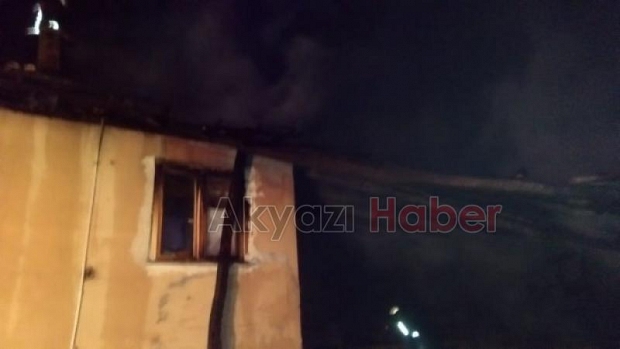 Ahşap ev alevlere teslim oldu Baygınlık geçirdiler