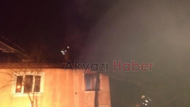 Ahşap ev alevlere teslim oldu Baygınlık geçirdiler