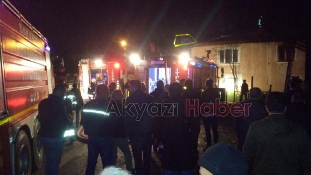 Ahşap ev alevlere teslim oldu Baygınlık geçirdiler