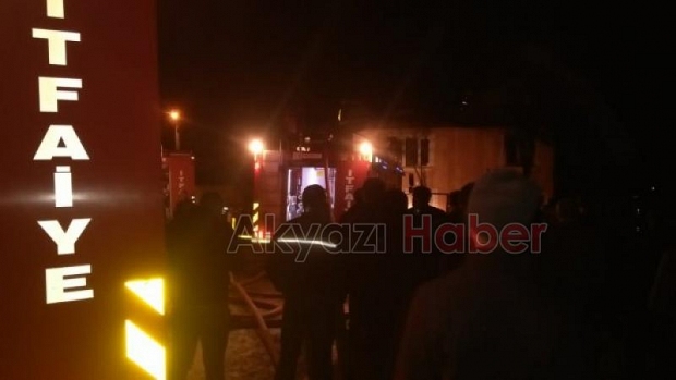 Ahşap ev alevlere teslim oldu Baygınlık geçirdiler
