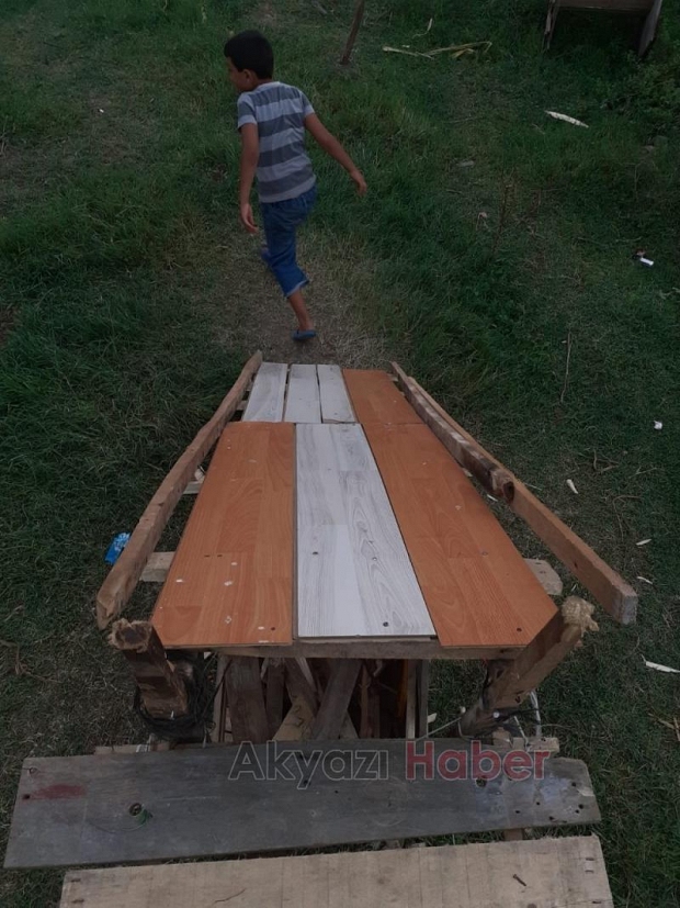 Tahta kaydırak yaparak eğlendiler