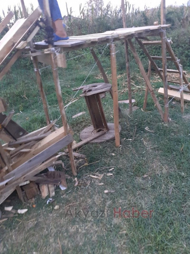 Tahta kaydırak yaparak eğlendiler