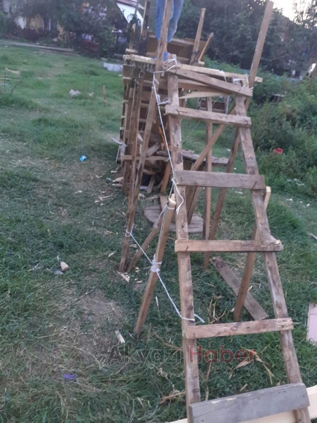 Tahta kaydırak yaparak eğlendiler