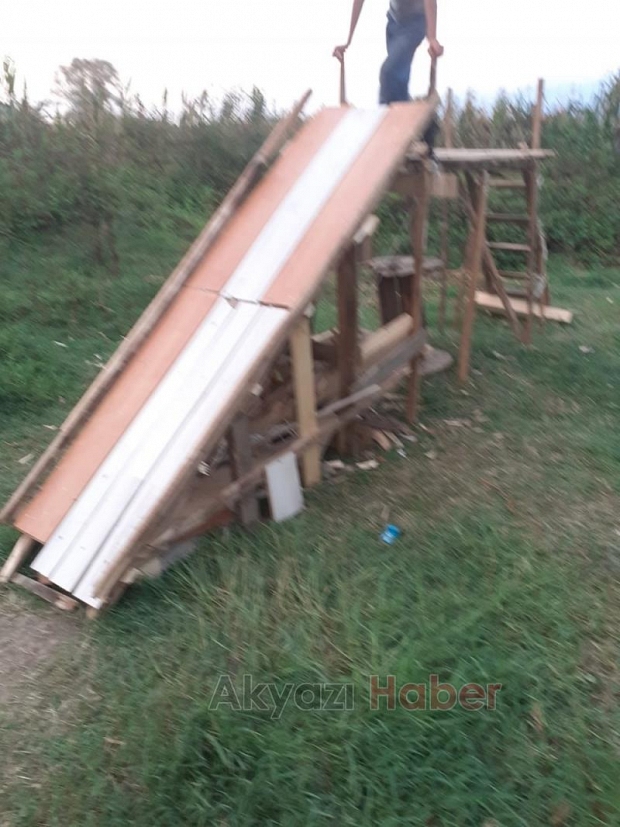 Tahta kaydırak yaparak eğlendiler