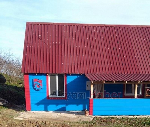 Takım Aşkı Evini Bordo Maviye Boyattırdı