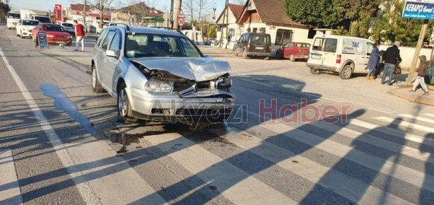 Tali yola sapmak isteyen ticari araca çarptı
