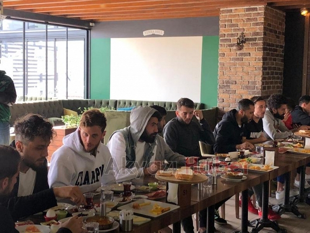 TATANGALAR AKYAZI SAKARYASPORU KAHVALTIDA AĞIRLADI
