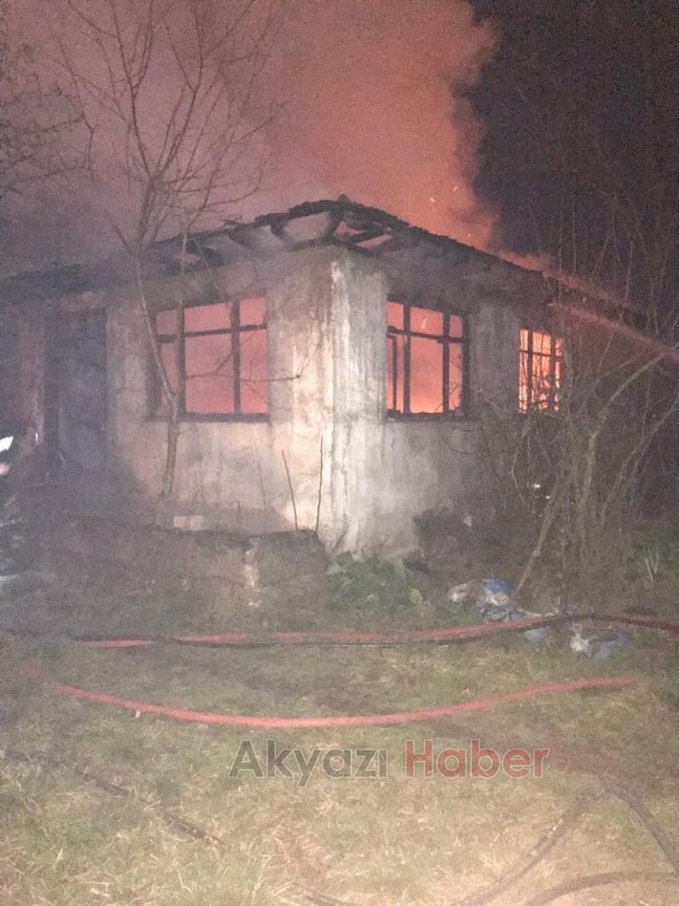 Tek Katlı Ev Alev Aldı