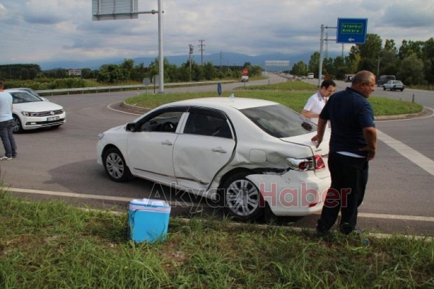 TEM Otoyolu Akyazı Gişelerinde Trafik Kazası 4 Yaralı