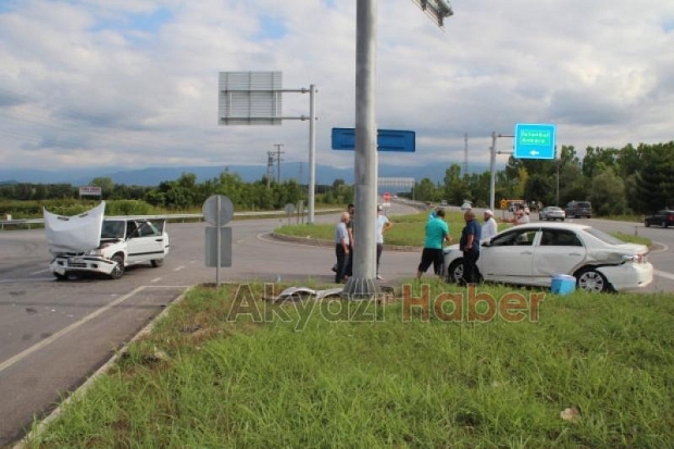 TEM Otoyolu Akyazı Gişelerinde Trafik Kazası 4 Yaralı