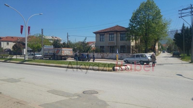 Ters Yöne Giren Kamyona Otomobil Arkadan Çarptı