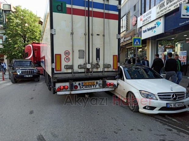 Tırın dorsesi lüks otomobili bu hale getirdi