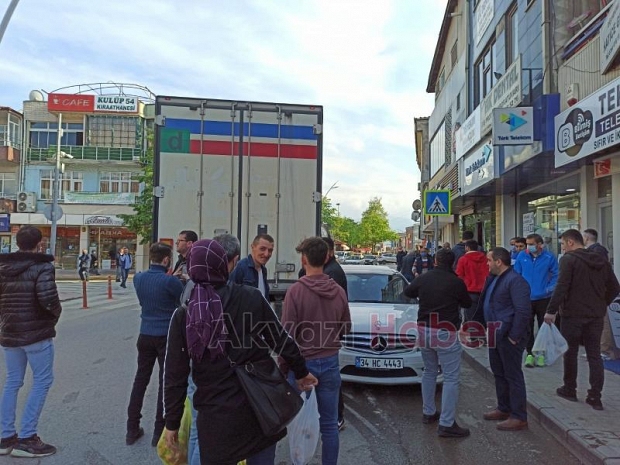 Tırın dorsesi lüks otomobili bu hale getirdi