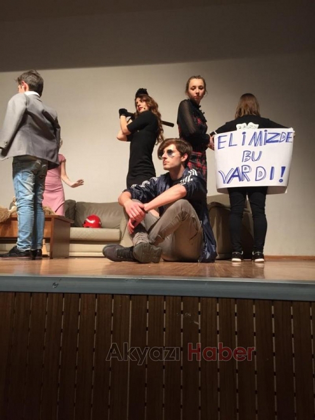 Tiyatro salonu hınca hınç doldu 