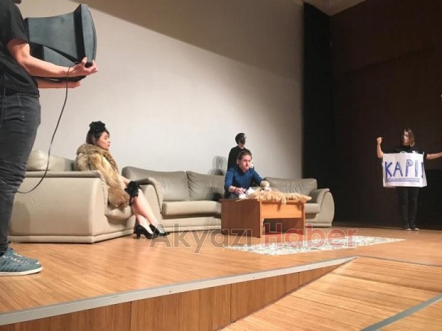 Tiyatro salonu hınca hınç doldu 